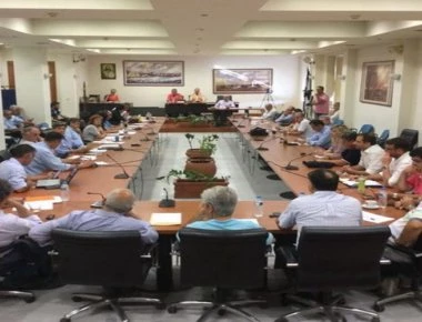 Χάος στο Δημοτικό Συμβούλιο Μαραθώνα: Εξοργισμένοι κάτοικοι ζητούν απαντήσεις - Απών ο Ηλίας Ψινάκης (βίντεο)